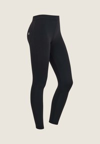 Svarte tights laget av elastisk materiale, med høyt liv og jevn tekstur, dekorert med subtile sømmer og logo aksent.
