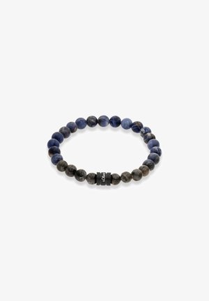 Armband met afwisselend blauwe en grijze ronde kralen en een zwarte cilindervormige merkbedel op een witte achtergrond.