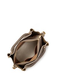 Sac à main en cuir gris avec une surface texturée, doté de quincaillerie en métal doré et d'un intérieur spacieux avec une doublure beige.