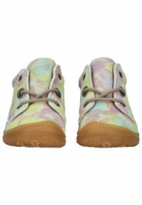 Scarpe per bambini colorate, realizzate in morbido camoscio, con un motivo floreale in tonalità pastello, suole in gomma marrone e lacci texturizzati.