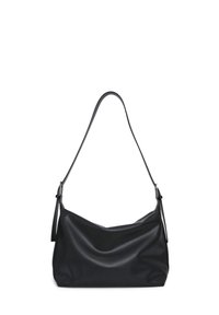 Sac à épaule en cuir noir avec une texture lisse, une forme douce et une longue bandoulière réglable. Présente un design minimaliste sans motifs.