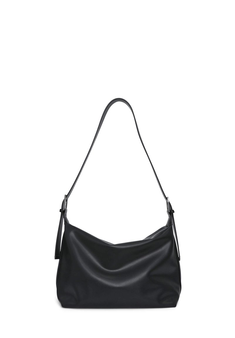 Sac à épaule en cuir noir avec une texture lisse, une forme douce et une longue bandoulière réglable. Présente un design minimaliste sans motifs.