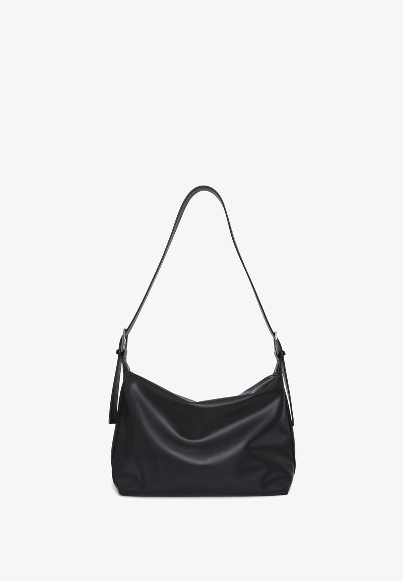 Borsa a spalla nera in cuoio con una superficie liscia, forma morbida e una lunga tracolla regolabile. Presenta un design minimalista senza motivi.