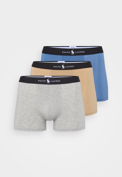 Tri para bokseric moške spodnje perilo v sivi, peščeni in modri barvi, z črnim pasom z napisom "RALPH LAUREN" in logotipom. Mehko bombažno blago.