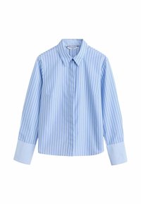 Chemise bleu clair à boutons avec fines rayures blanches verticales, col pointu et manches longues avec larges poignets. Texture du tissu lisse.