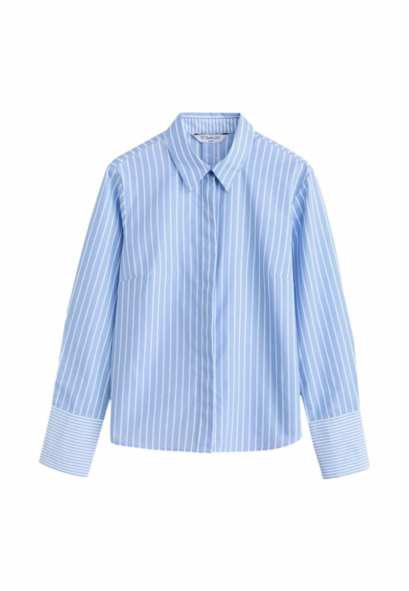 Chemise bleu clair à boutons avec fines rayures blanches verticales, col pointu et manches longues avec larges poignets. Texture du tissu lisse.