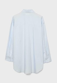 Svetlomodrá dlhá košeľa na zapínanie na gombíky, zobrazená zozadu s gombíkmi na manžetách a špicatým golierom na jednoduchom pozadí.