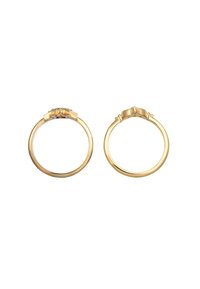 Anillo de oro con una banda lisa, que presenta un engaste elevado para una piedra central y un acabado pulido, mostrado desde dos ángulos.