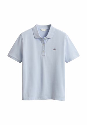 Lichtblauw poloshirt met korte mouwen, een kraag, drie knopen en een klein geborduurd logo op de linkerborst.