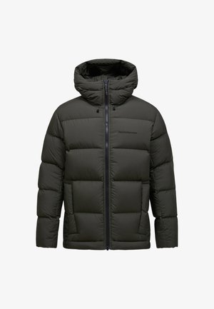 Grøn dunjakke med hætte, der har lynlås foran, boxy design, quiltet tekstur og et lille logo på brystet.