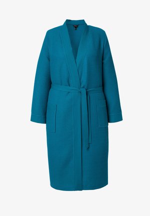 Blågrøn, vaffelstrikket knælange badekåbe med lange ærmer, sjalskrave, to forlommer og matchende bindebælte i taljen.