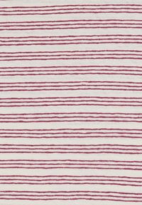 Baumwollstoff mit abwechselnd roten und weißen horizontalen Streifen. Die Textur wirkt glatt, mit gleichmäßigem Abstand zwischen den Linien.