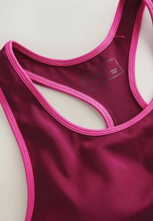 Bordó plavky s růžovým kontrastním lemováním, hladkou texturou, designem s vystřiženými zády a vnitřními značkovacími štítky.