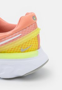 Nike Performance REACT MILER 3 - Sapatos para corrida em estrada - light madder root/white/atmosphere/volt/light iron ore/white