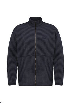 Marineblauwe doorgestikte jas met volledige ritssluiting aan de voorkant, opstaande kraag, lange mouwen en een subtiel merkembleem op de linkerborst.