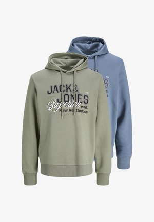 Két Jack & Jones kapucnis pulóver, az egyik olívazöld elöl, a másik világoskék hátul, mindkettő mellrészen nyomott logóval és szöveggel.