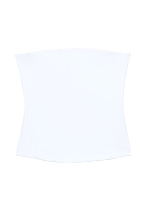 Biały top bez ramiączek o gładkiej fakturze, dopasowanym kształcie i lekko zaokrąglonym dole. Brak widocznych wzorów lub elementów metalowych.