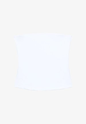 Biały top bez ramiączek o gładkiej fakturze, dopasowanym kształcie i lekko zaokrąglonym dole. Brak widocznych wzorów lub elementów metalowych.