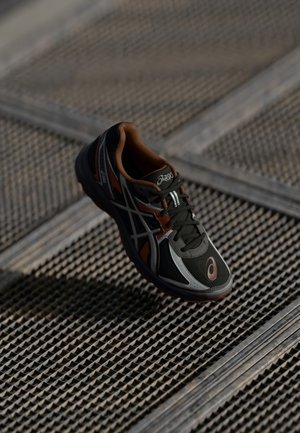 JOG 100S UNISEX - Baskets basses - black/pure silver