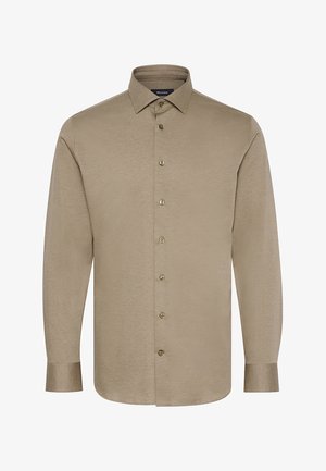 Bežová košeľa na gombíky s textúrovanou tkaninou, s klasickým golierom, dlhými rukávmi a zlatými gombíkmi pozdĺž predného zapínania.