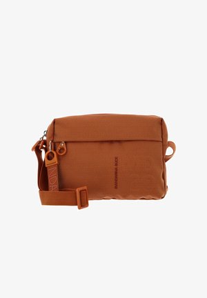 Sac orange texturé avec fermeture éclair, sangle ajustable et petite boucle d'accent. Présente un logo embossé sur le devant.
