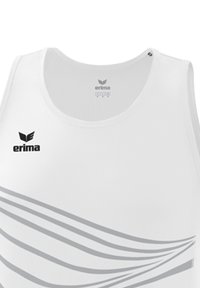 Top sportivo bianco con un sottile motivo a onde grigie, realizzato in un materiale liscio e leggero, con logo e scritte in nero.