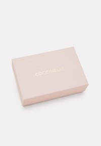 Coccinelle METALLIC SOFT - Portofel - grenadine red