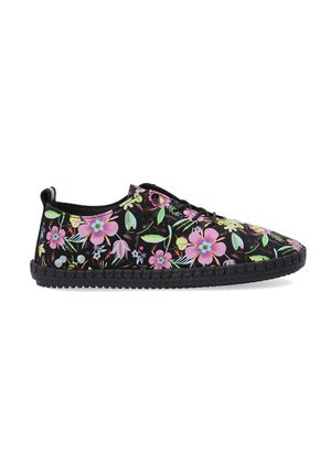 Schwarze Blumenschuhe mit leuchtend pinken, blauen und grünen Blumen, einer geflochtenen schwarzen Sohle und einem Schnürdesign. Freundliche, glatte Textur überall.
