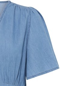 Manche courte en denim bleu clair avec épaule bouffante et couture élastiquée près de la taille sur fond blanc.