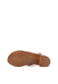 Sandalo rosa con una suola texture, dotato di sottili cinturini e un piccolo tacco. La suola è di un marrone chiaro con un motivo a righe per una buona aderenza.