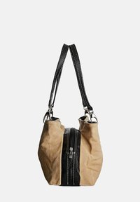 Borsa a tracolla in suede color beige e pelle nera con chiusura zip e due manici testurizzati. Presenta dettagli in metallo argentato e un design arrotondato.