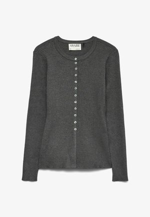 Mörkgrå ribbad cardigan med rund halsringning, främre knäppning och långa ärmar. Har matchande knappar längs placket.