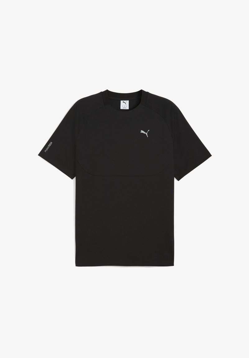 Juodas trumpas sportinis marškinėliai su mažuoju sidabro spalvos Puma logotipu krūtinėje ir „Puma Tech“ tekstu ant rankovės.