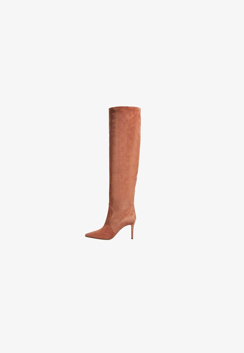 Botas de ante de color óxido, hasta la rodilla, con punta afilada, un diseño elegante y tacón stiletto delgado. Textura suave en todo su cuerpo.