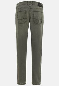 Vihreät denim-housut suoralla lahjemallilla, joissa on kaksi takataskua ja näkyvät ompelusaumat. Sileä pinta ja moderni leikkaus.