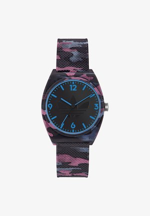 Montre noire avec bracelet camouflage violet et bleu, cadran noir, chiffres et aiguilles bleus, et logo en relief au centre.