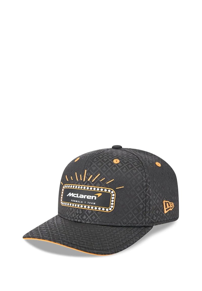 Czarna czapka z teksturowanym wzorem diamentowym, pomarańczowymi akcentami i logo zespołu McLaren Formula 1 z przodu. Zakrzywiony daszek i regulowany pasek z tyłu.