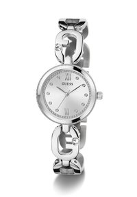 Montre Guess argentée avec un cadran rond, des marqueurs numériques et des accents en diamant. Le bracelet à maillons présente une finition métallique brillante et un détail de logo.