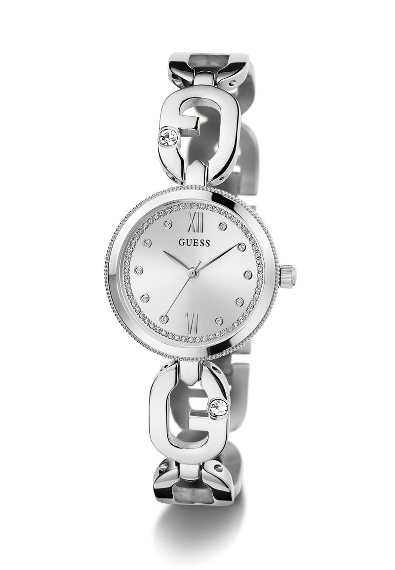 Montre Guess argentée avec un cadran rond, des marqueurs numériques et des accents en diamant. Le bracelet à maillons présente une finition métallique brillante et un détail de logo.