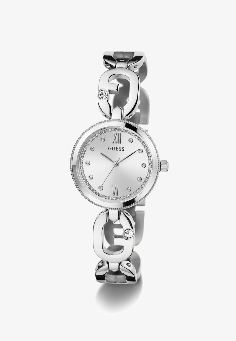 Sølv Guess klokke med rund urskive, tallmarkeringer og diamantdetaljer. Lenke i kjede-stil har skinnende metallisk finish og logodetalj.