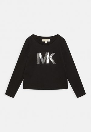 Černé triko s dlouhým rukávem a stříbrným flitrovým logem "MK" umístěným ve středu hrudi, kulatým výstřihem a rovním lemem.