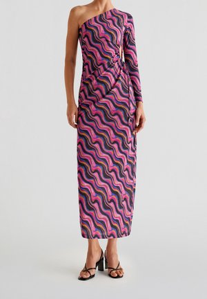 Robe maxi asymétrique rose avec motif ondulé en noir et orange ; corsage ajusté avec fronces sur le côté ; tissu doux et texturé.