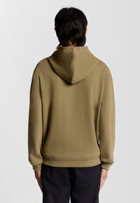 Olijfgroene hoodie met een gestructureerde stof, voorzien van een kangoeroezak en geribbelde manchetten, gezien van achteren.