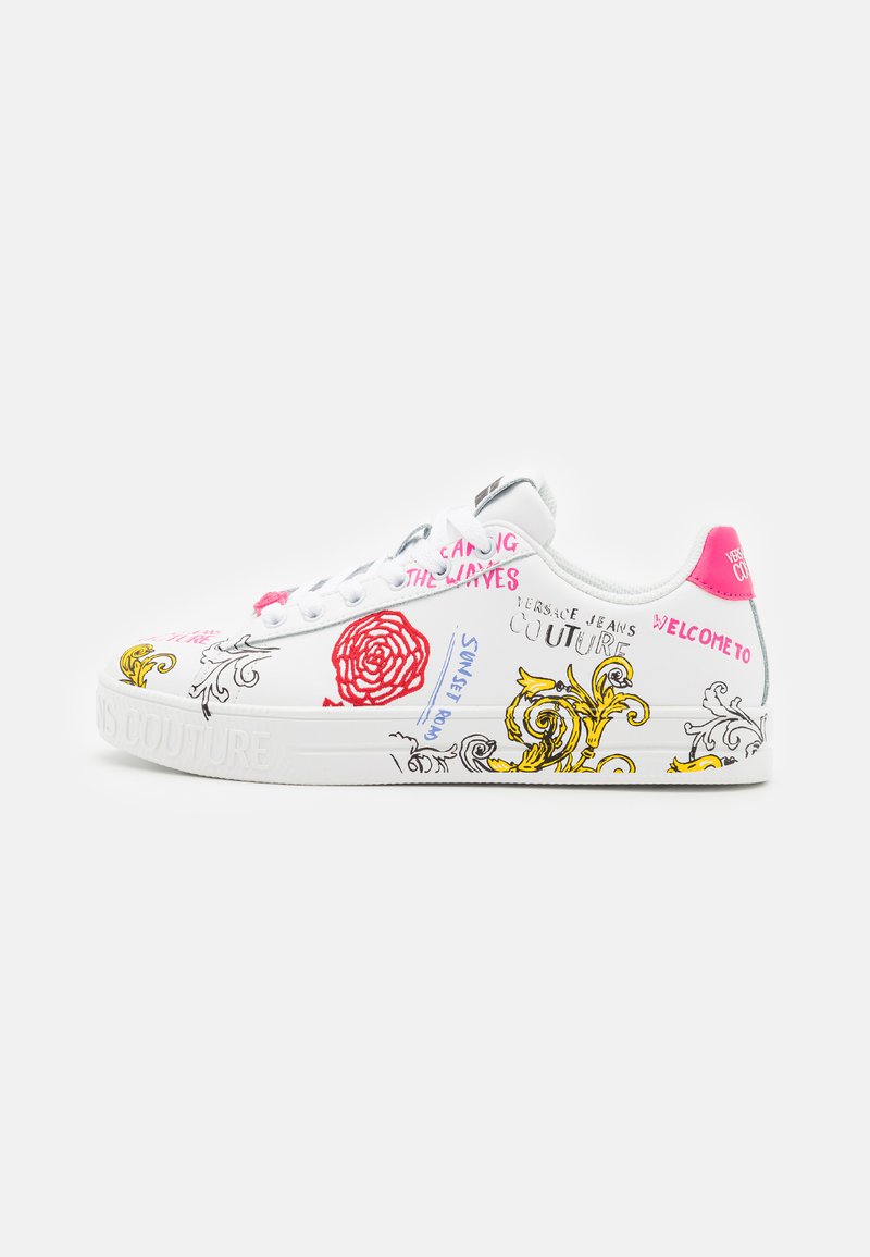 Scarpa sneaker bassa bianca con design floreali colorati e scritte, linguetta posteriore rosa e inciso "COUTURE" sulla suola.