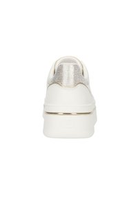Sneakers blancs avec un accent métallique argenté texturé au niveau du talon. Dotés d'une bande dorée le long de la semelle et d'un matériau semblable à du cuir lisse.