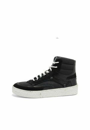 Musta korkeavartinen tennari, jossa valkoiset nauhat ja paksu, teksturoitu valkoinen pohja; varren pehmustettu kaulus ja sekoitemateriaalista valmistettu päällinen.