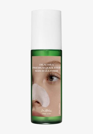 Bouteille verte avec un bouchon blanc étiquetée Dr. Althea Premium Quick Step Sebum Cleanser, présentant un gros plan d'un visage avec une bande pour le nez.