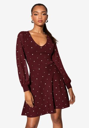 REGULAR FIT - FLUFFY TRIM CABLE  - Strickkleid - burgundy red