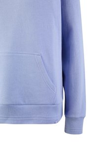 Helllila Sweatshirt mit einer Fronttasche, gerippten Bündchen und Saum. Weicher Stoff mit glatter Textur, versehen mit einem kleinen Markenetikett an der Seite.