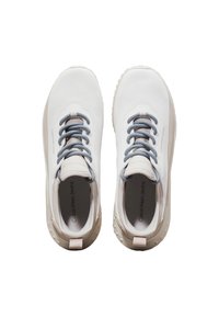 Zapatillas blancas ligeras con cordones grises, puntera redondeada, suela texturizada y diseño minimalista. Nombre de la marca impreso en el interior.